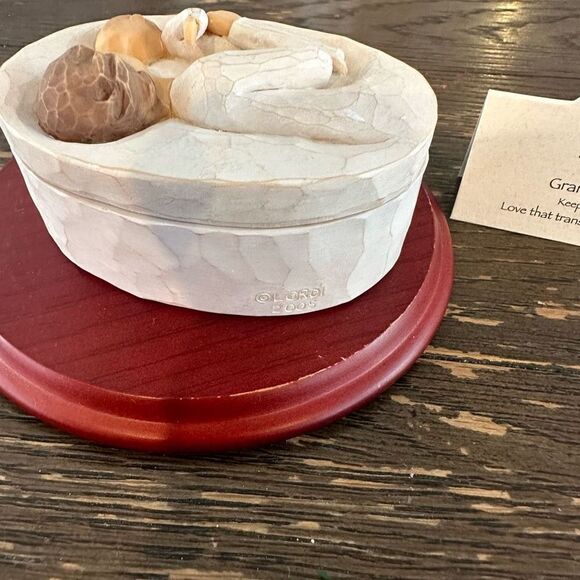 DEMDACO Willow Tree Grandmother : Love that Transcends the Years Trinket Box NEW - Picture 5 of 7